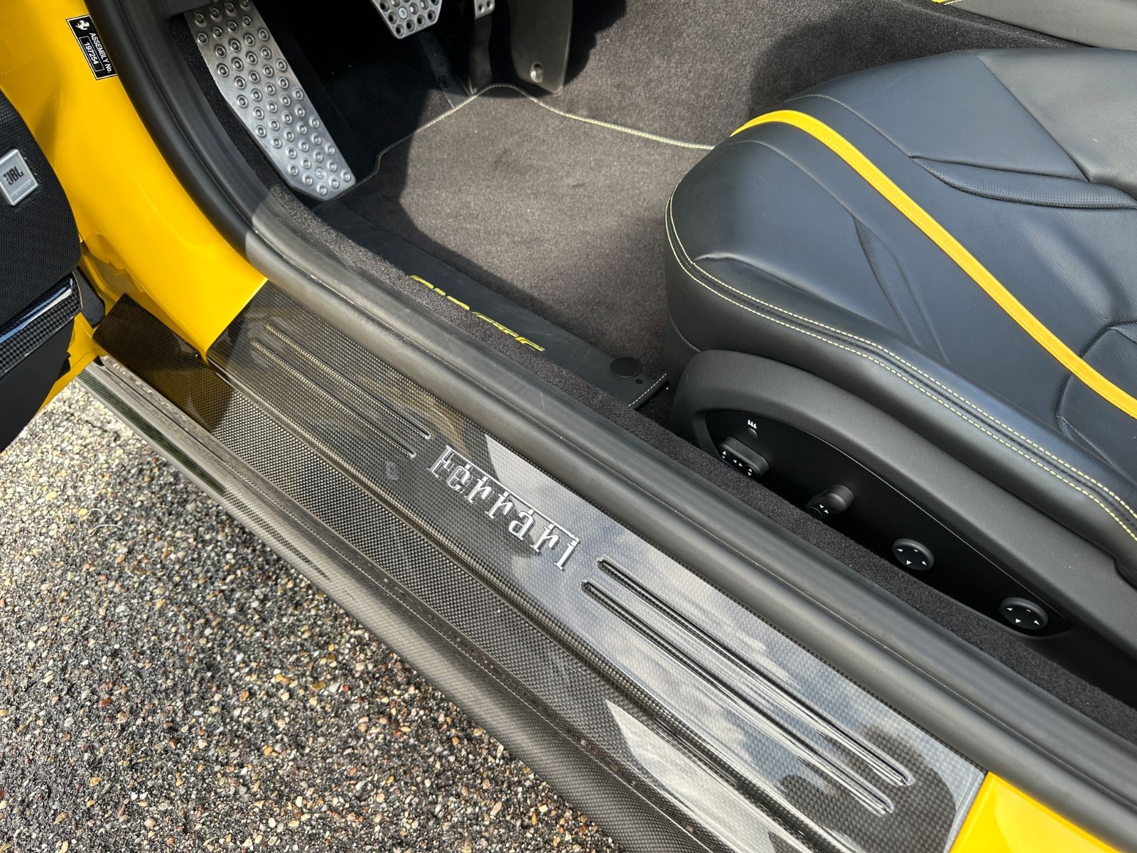Fahrzeugabbildung Ferrari 812 GTS*Full Carbon*Lift*Painted Stripes*JBL