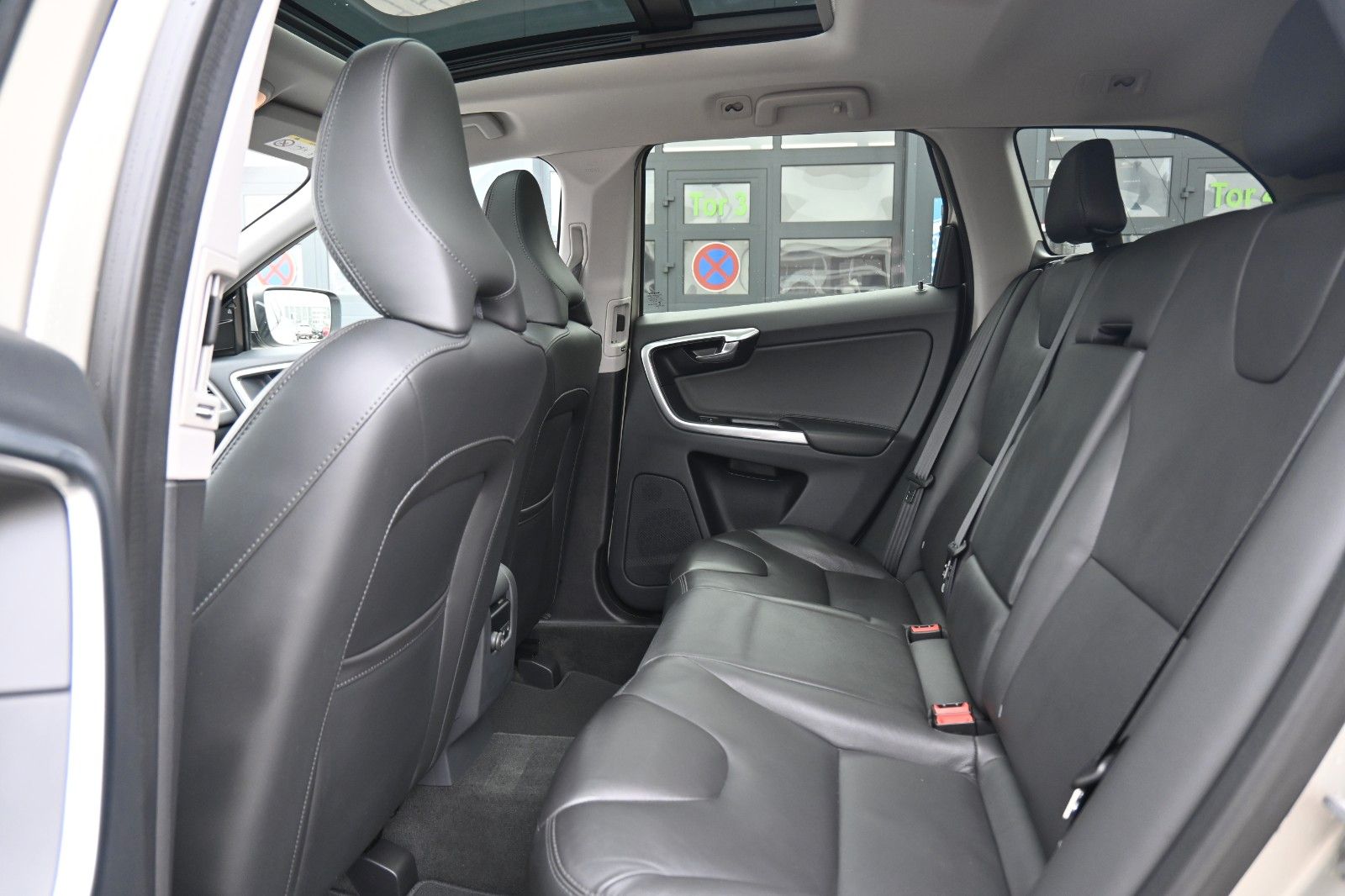 Fahrzeugabbildung Volvo XC60 D4 Momentum*BLIS*STHZ*PANO*BiXenon*CAM*DAB