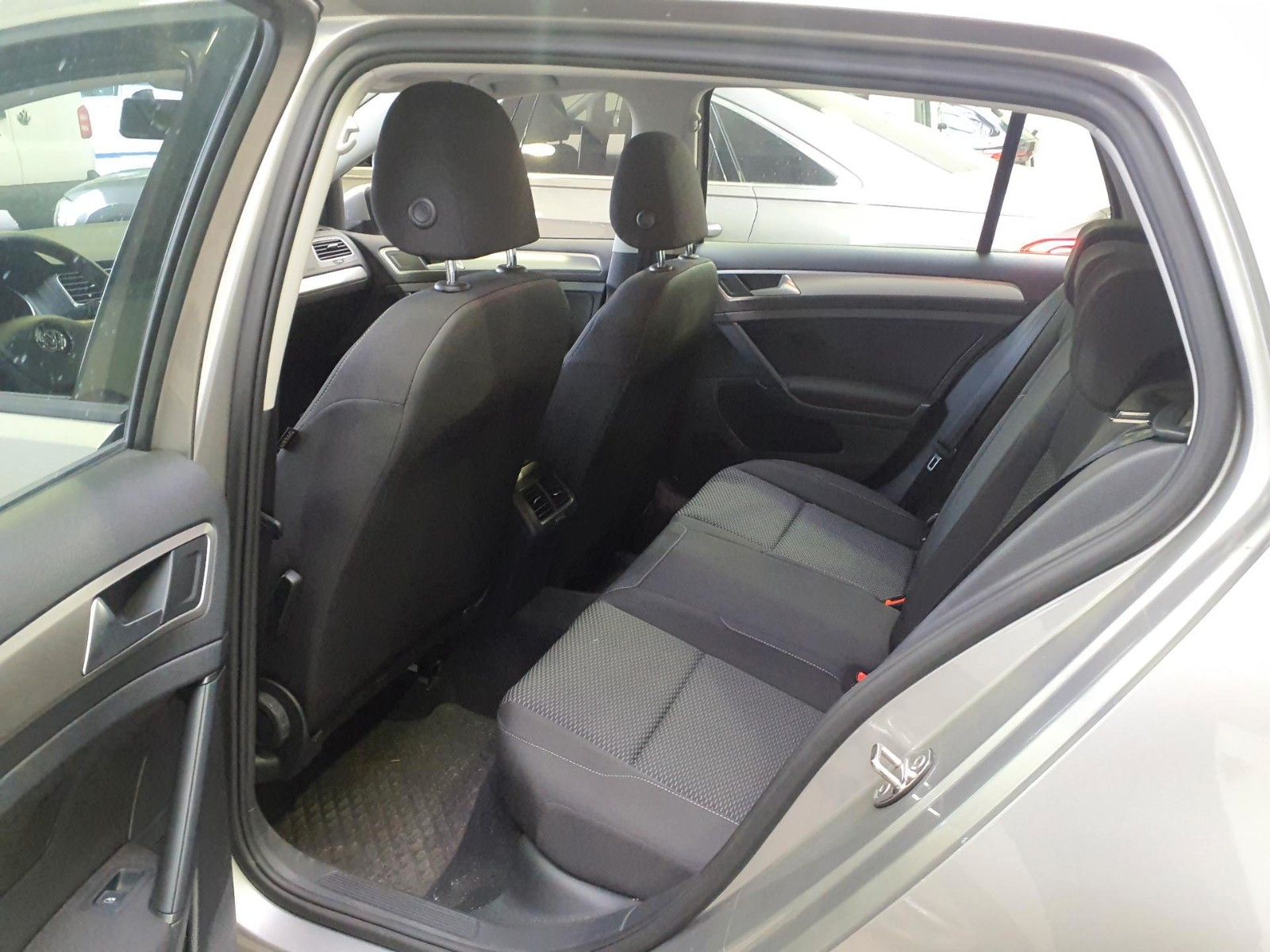 Fahrzeugabbildung Volkswagen Golf VII LIM. SITZH. TELVOR 8-FACH 4T. PDC 1.HD