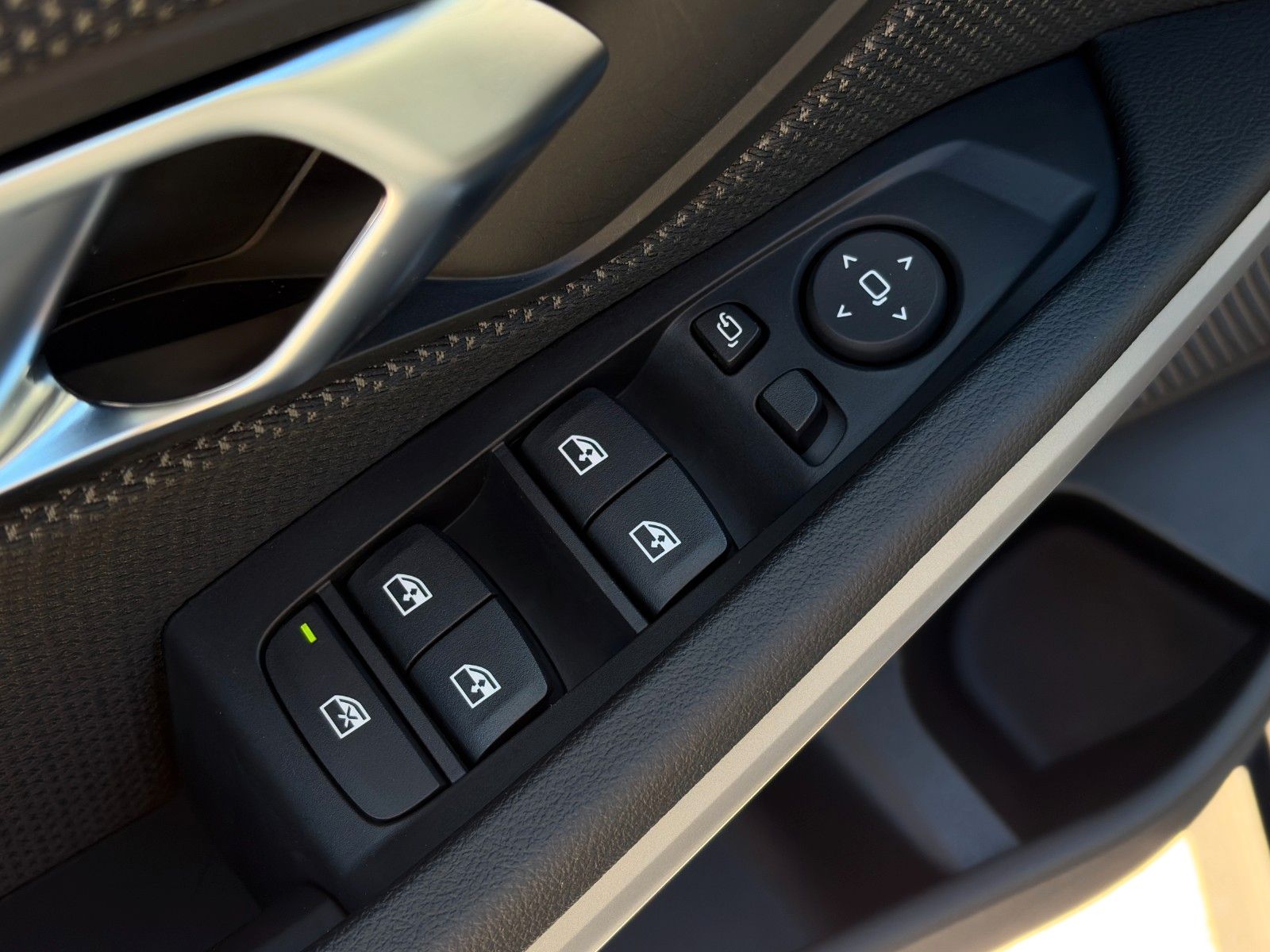 Fahrzeugabbildung BMW 318i Limo Autom. SHZ LED LKA TEMP CarPlay Navi