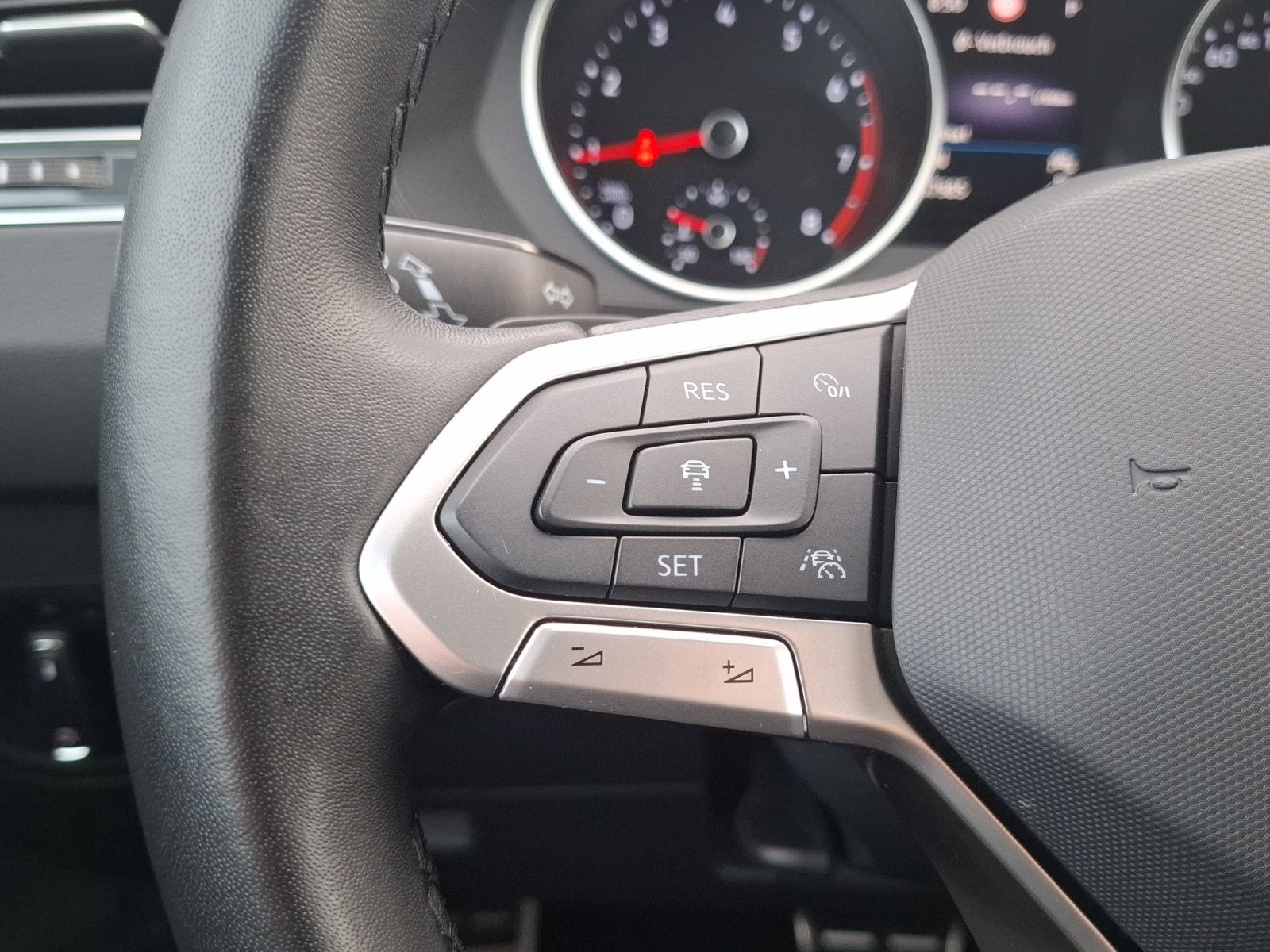 Fahrzeugabbildung Volkswagen Tiguan TSI Active DSG LED Navi ACC RFK SH 18"