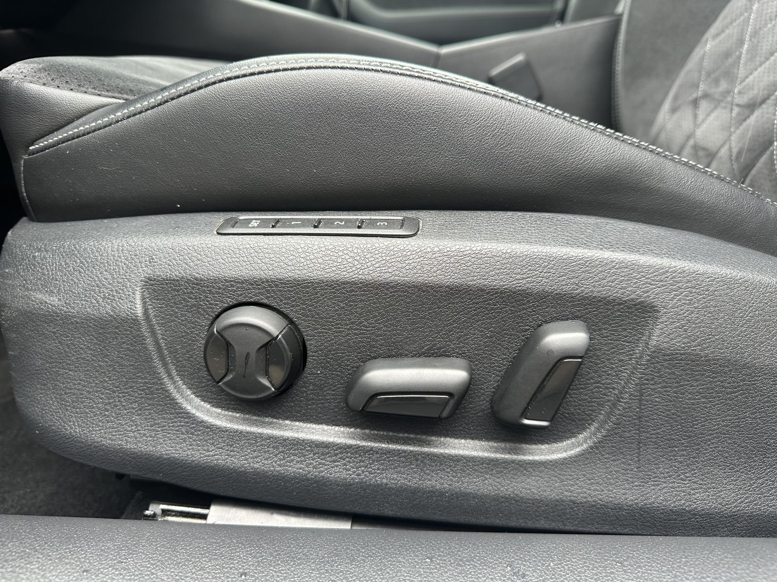 Fahrzeugabbildung SKODA Superb Combi 2.0 TDI Sportline NAV+LED+AHK+VCOCK