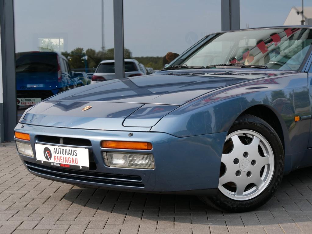 Porsche 944