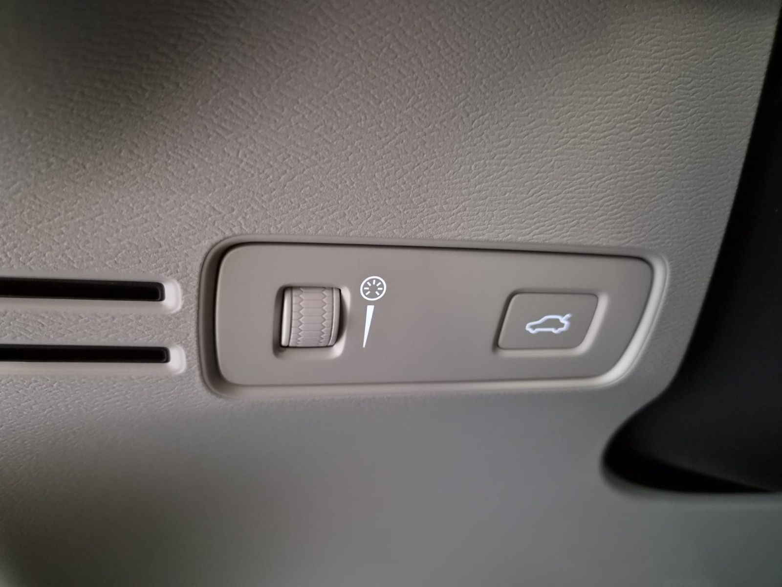 Fahrzeugabbildung Volvo XC 40Momentum AWD / H&K Sound / 1. Hand / S-HEFT