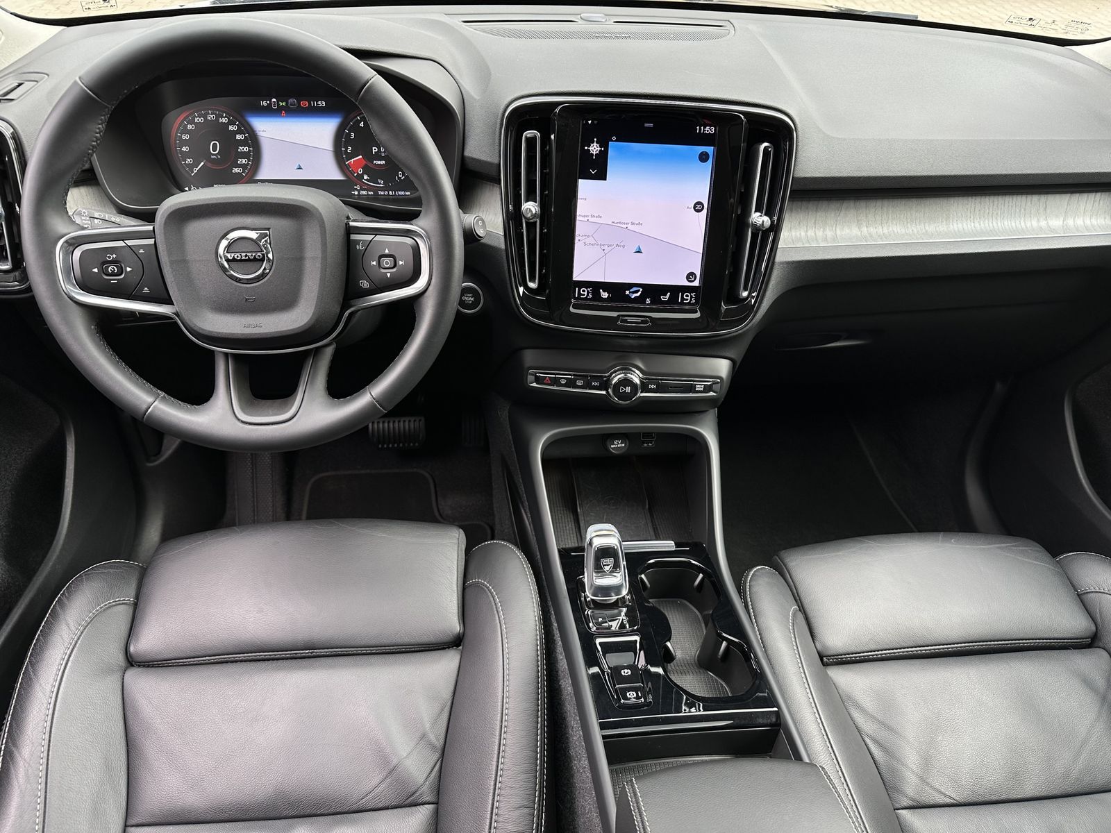 Fahrzeugabbildung Volvo XC40 T4 Recharge Inscription NAV+LED+KAM+PANO+VC