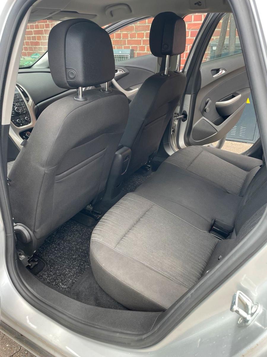 Opel Astra 2011 — photo 6