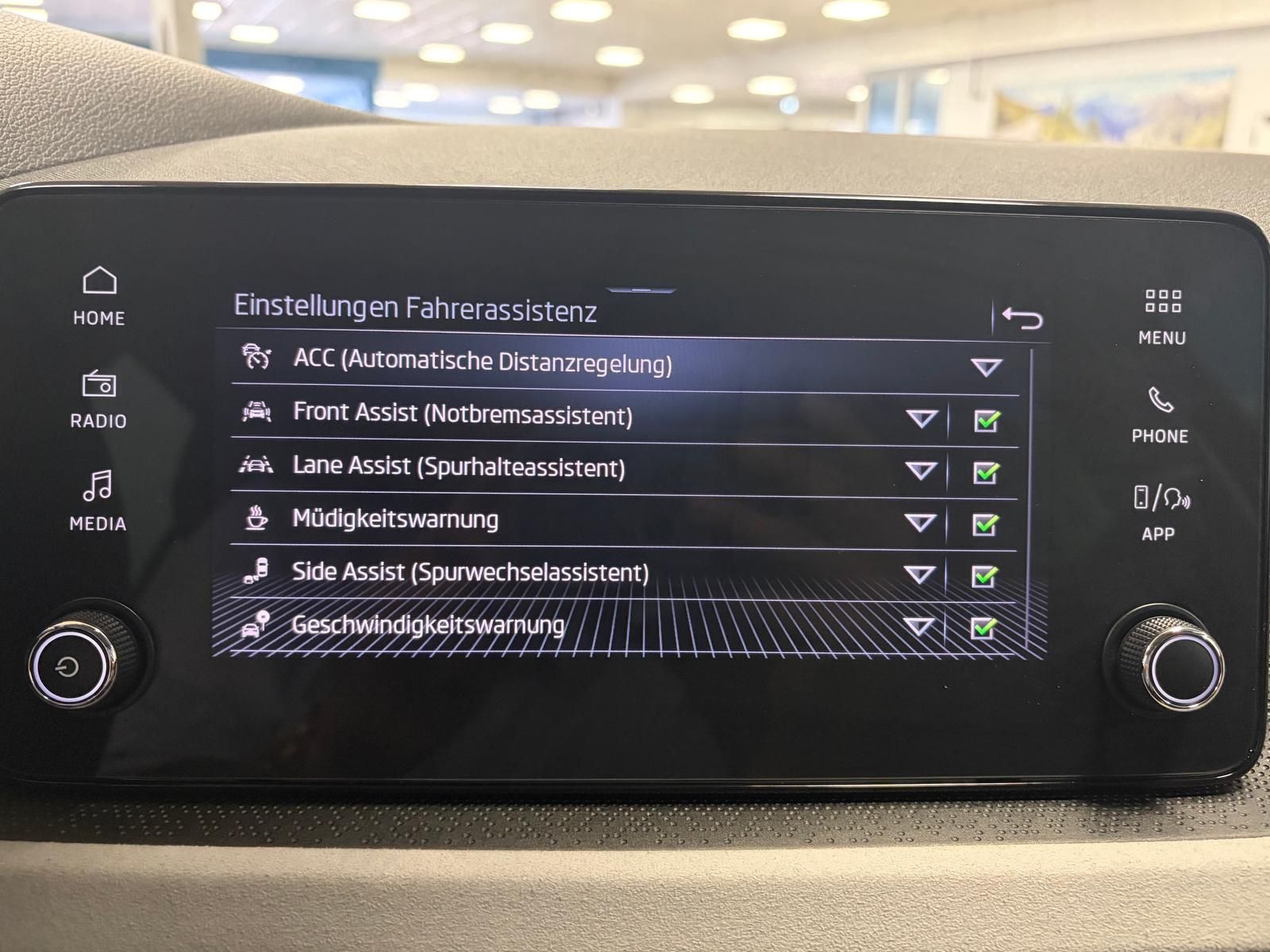 Fahrzeugabbildung SKODA Kamiq 1.0 TSI DSG First Edition+ACC+KAMER+MATRIX