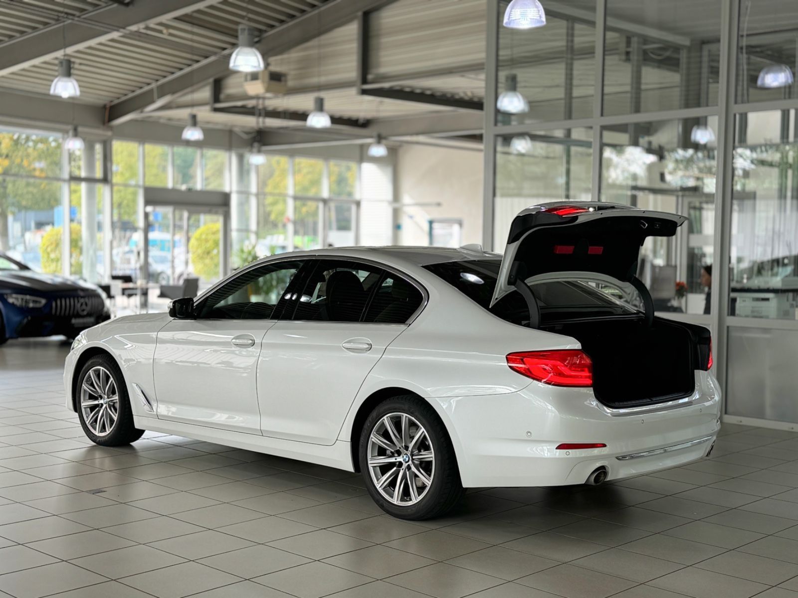 Fahrzeugabbildung BMW 530i Luxury Line Kamera SoftCl HUD HiFi AHK Komf