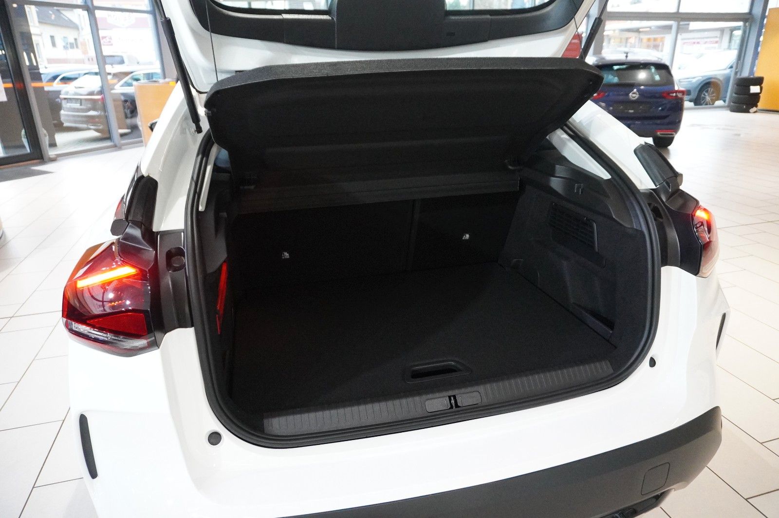 Fahrzeugabbildung Citroën C4 Lim. 1.2T PLUS NAVI/LED/KAMERA/SPORT /VIR/DAB