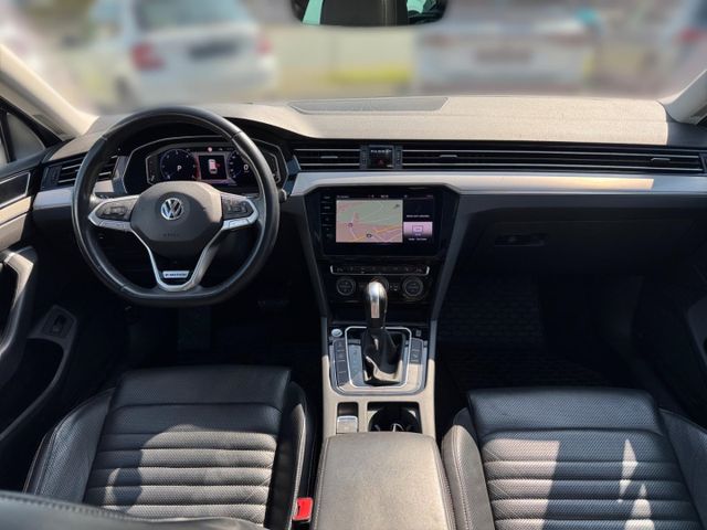 Passat Elegance 4Motion 2.0 TDI AHK Head-Up Lede