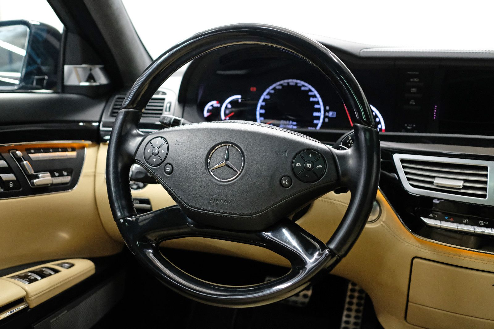 Fahrzeugabbildung Mercedes-Benz S 63 AMG L| B&O | MASSAGE| NACHTSICHT |DESIGNO