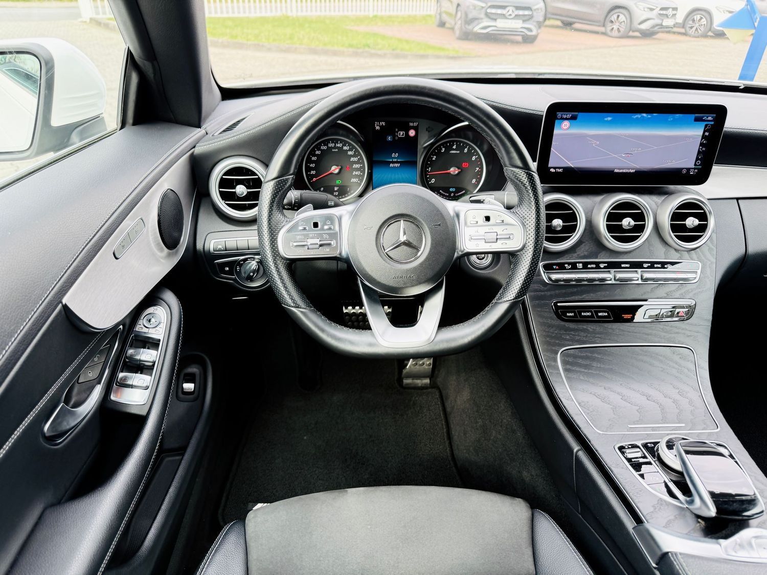 Fahrzeugabbildung Mercedes-Benz C 200 CABRIO AMG, Autom., Multibeam, RFK, Tot, N
