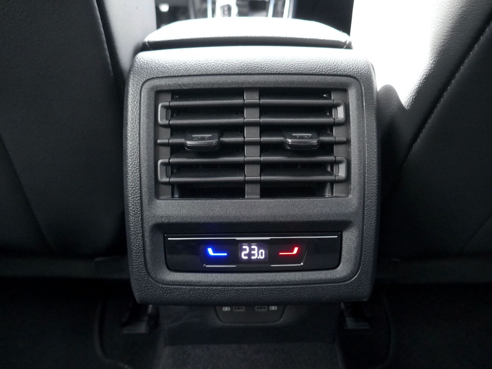 Fahrzeugabbildung Volkswagen Golf VIII Style 1.5 eTSI DSG | LED RFK ACC Navi