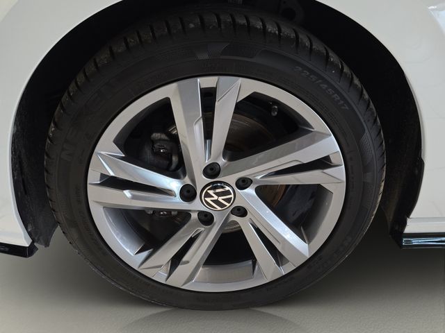 Golf VIII R-Line 1.5 eTSI DSG*ACC*AMBIENTE*