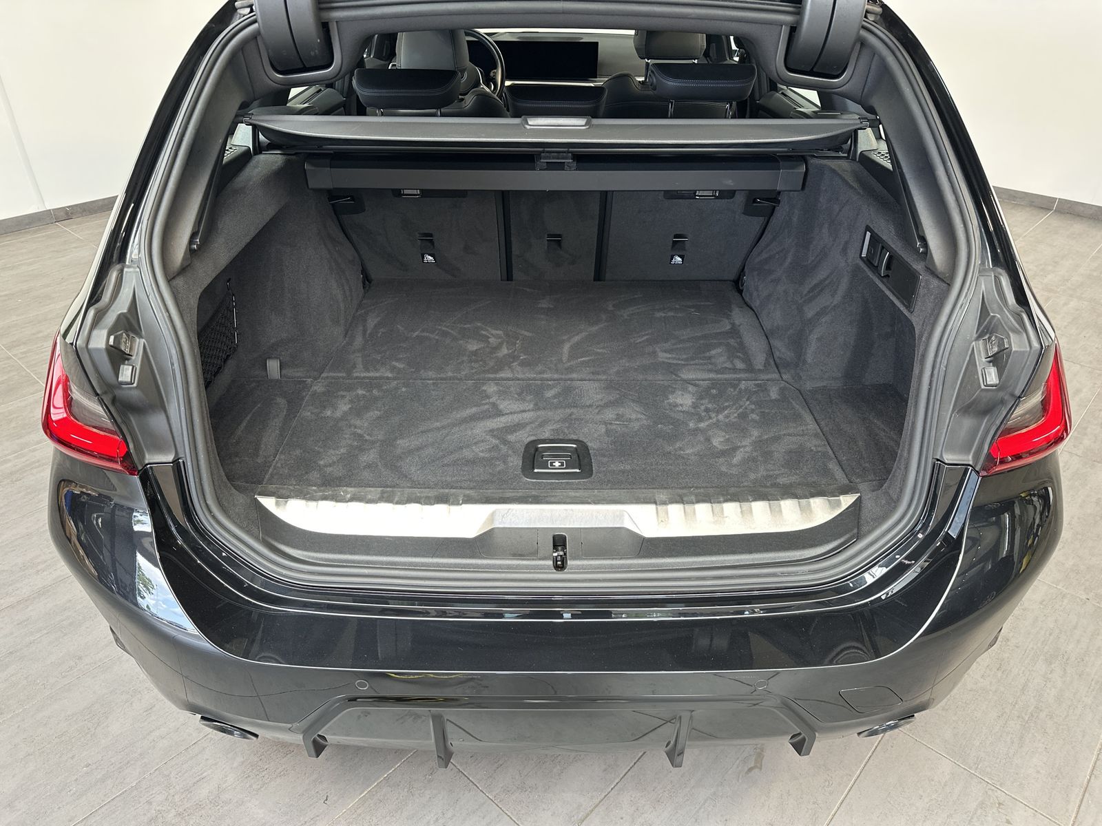 Fahrzeugabbildung BMW 330 e Touring xDrive M-Sport NAV+LASER+360°+HUD