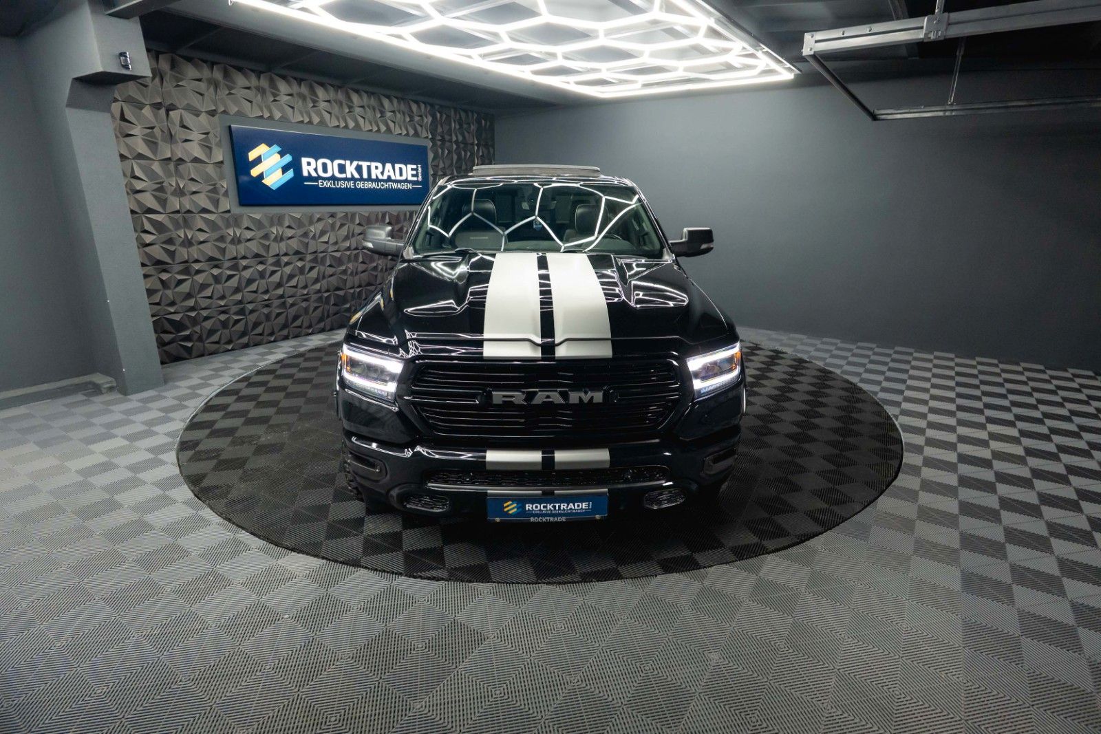 Fahrzeugabbildung Dodge RAM 5.7 V8 HEMI 4x4 Night LARAMIE Pano LED 19%