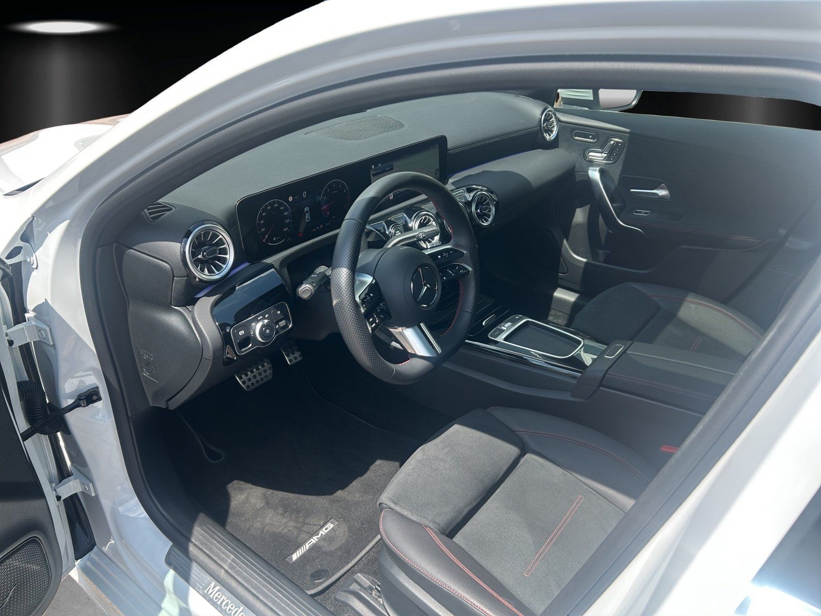 Fahrzeugabbildung Mercedes-Benz A200 Limo AMG Prem DISTR Pano AHK Memo LED KeyGo