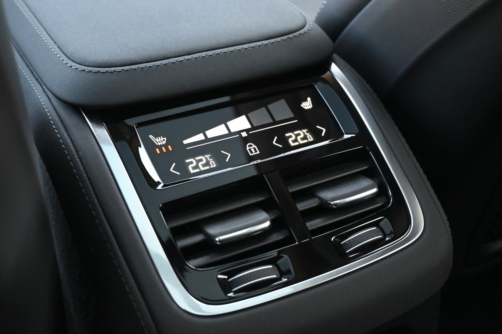 Fahrzeugabbildung Volvo XC90 T8 AWD Ultra Dark*STDHZG*360**LUFT*B&W*22"