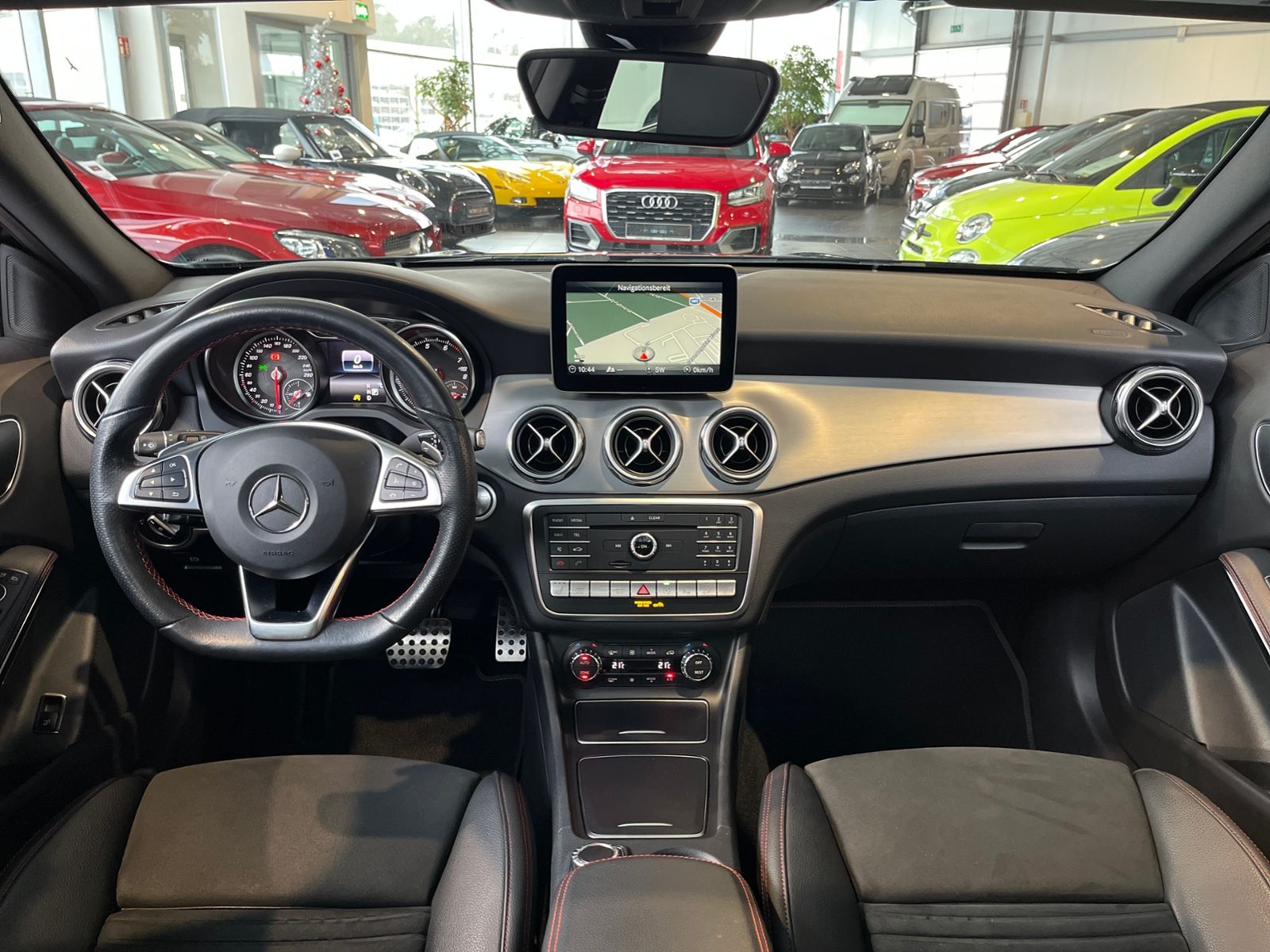 Fahrzeugabbildung Mercedes-Benz GLA 250 4Matic AMG Line AHK PANO RFK 19"