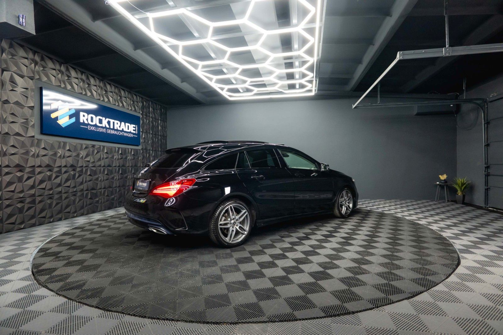 Fahrzeugabbildung Mercedes-Benz CLA 250 Shooting Brake AMG Night-Paket | Pano