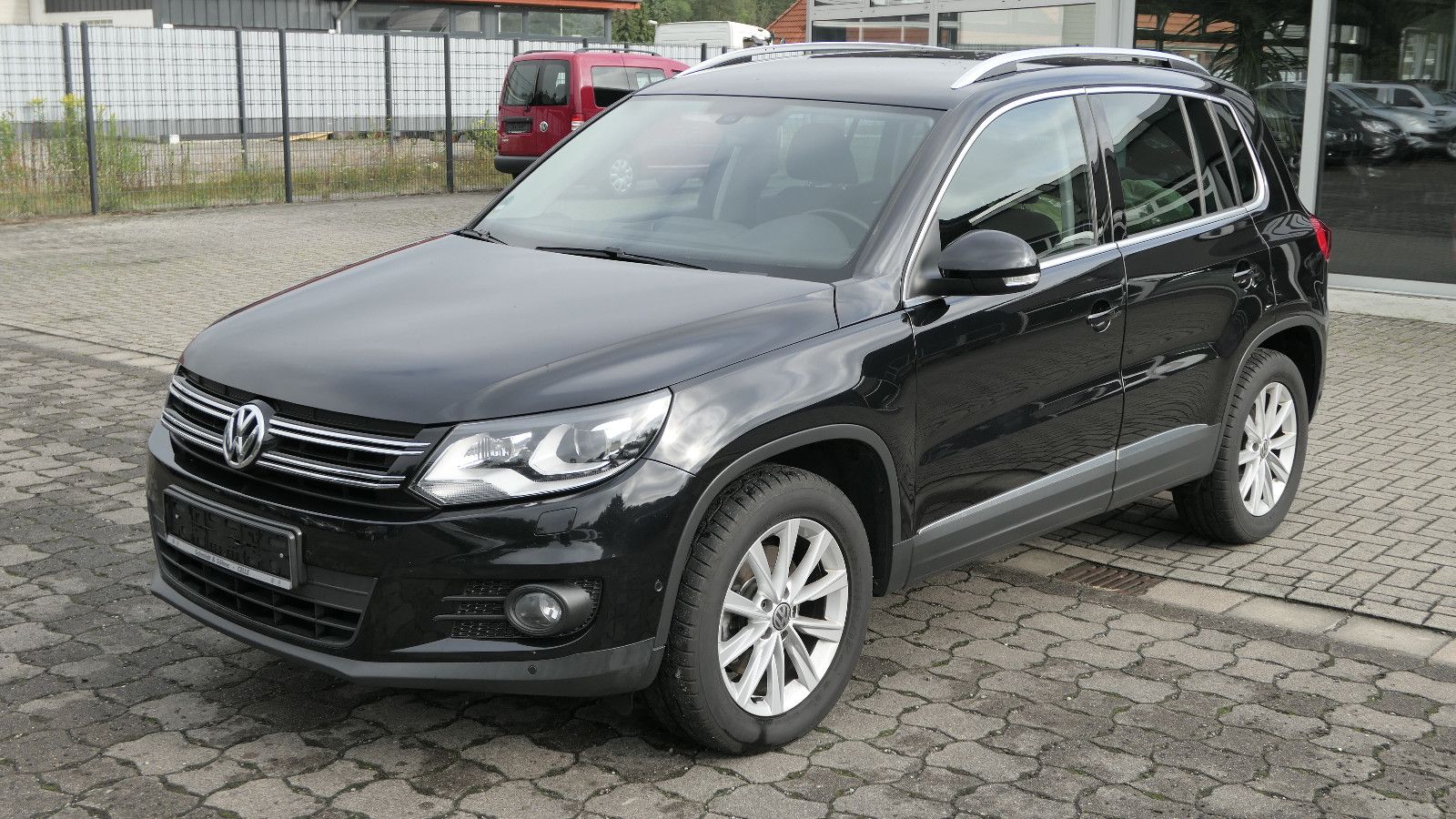 Volkswagen Tiguan - 1