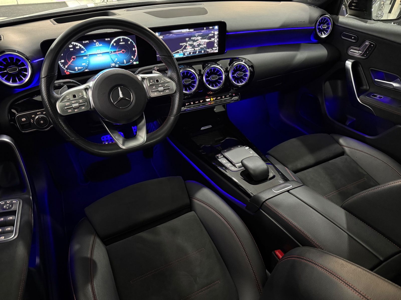 Mercedes-Benz A 200d AMG PANO MEMORY HEADUP MBEAM KEYLESS foto 4