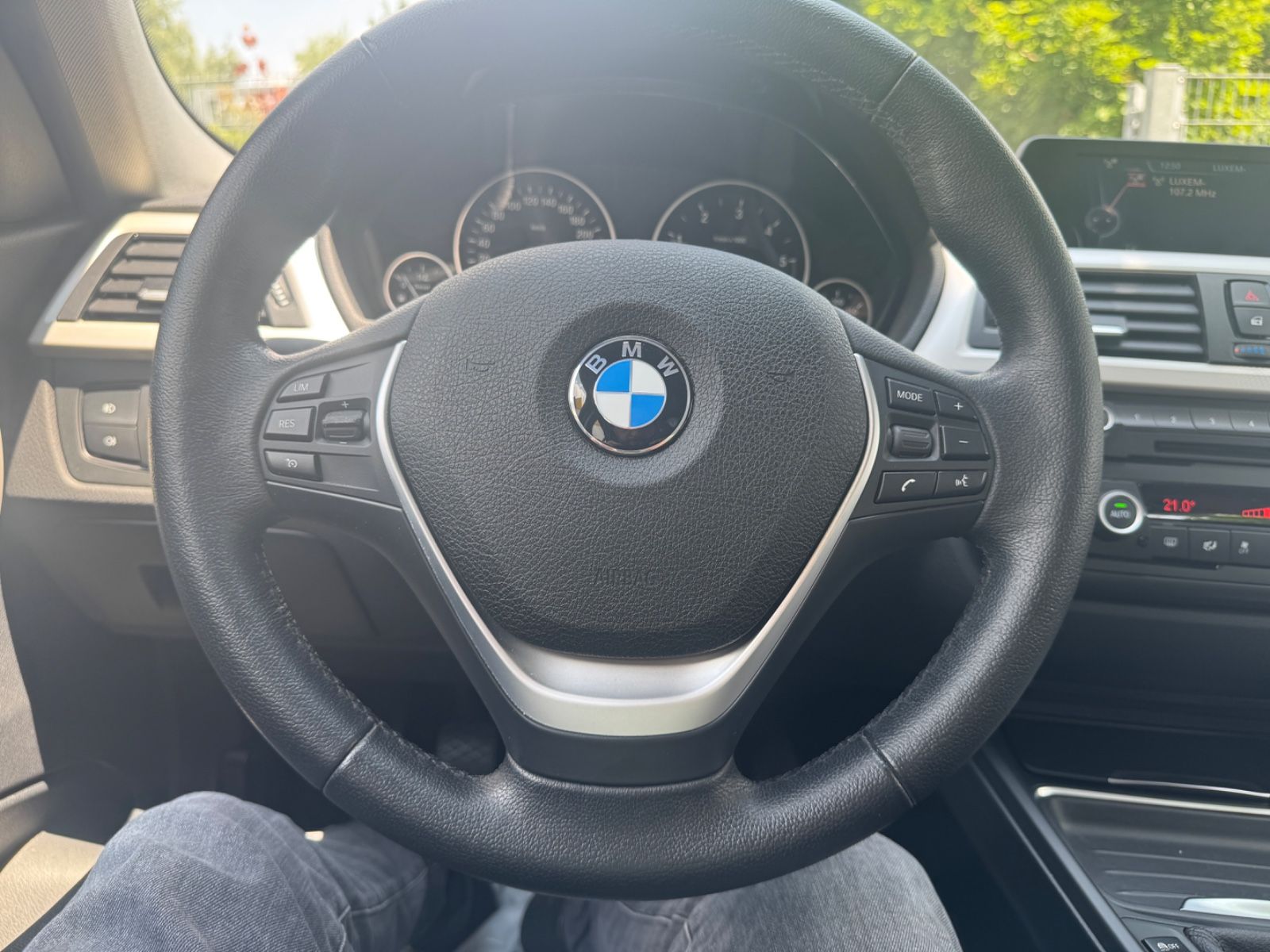 Fahrzeugabbildung BMW 318 Baureihe 3 Lim. 318 d xDrive Navi+Bluetooth