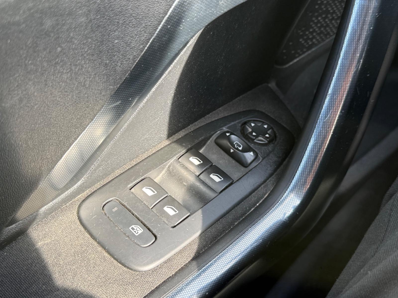 Peugeot 2008 2015 — photo 12