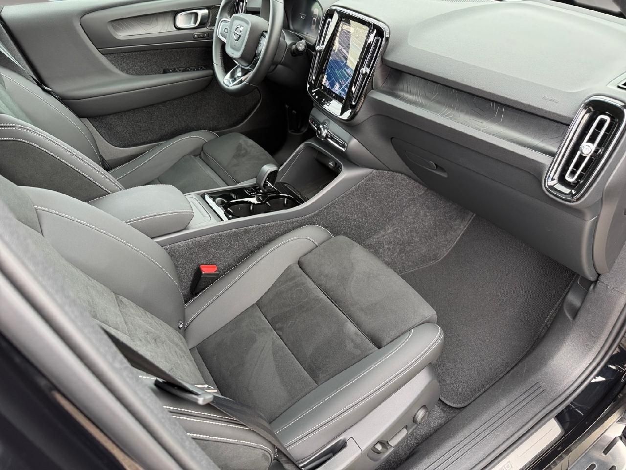 Fahrzeugabbildung Volvo EX40 325 kW Twin Motor Performance AWD Ultra Bla