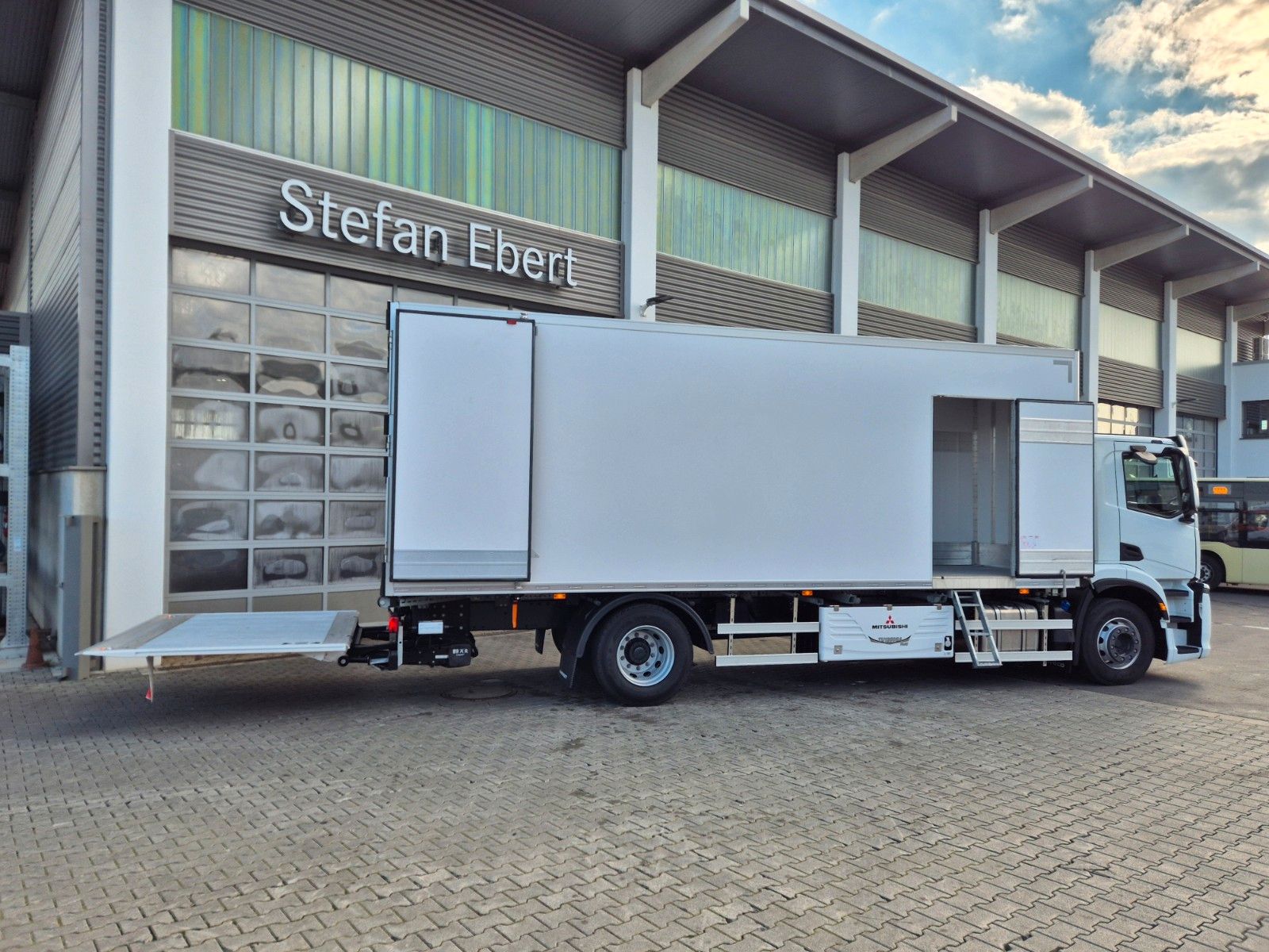 Fahrzeugabbildung Iveco AD190S40/FP Lamberet Mitsubishi LBW Tür AHK