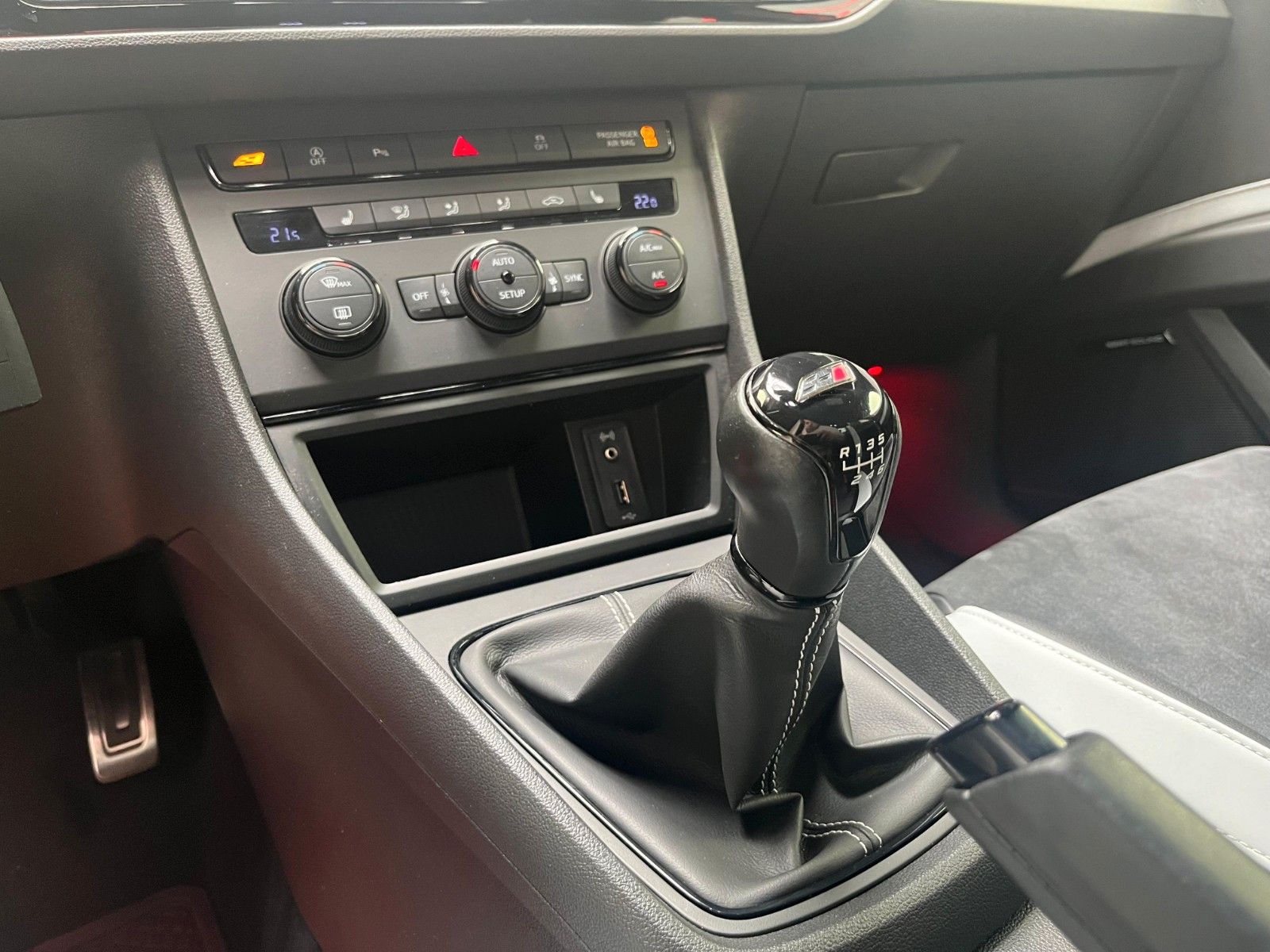Fahrzeugabbildung SEAT Leon Cupra 280*8xbereift*PDC*NAVI*Winter*Sound*