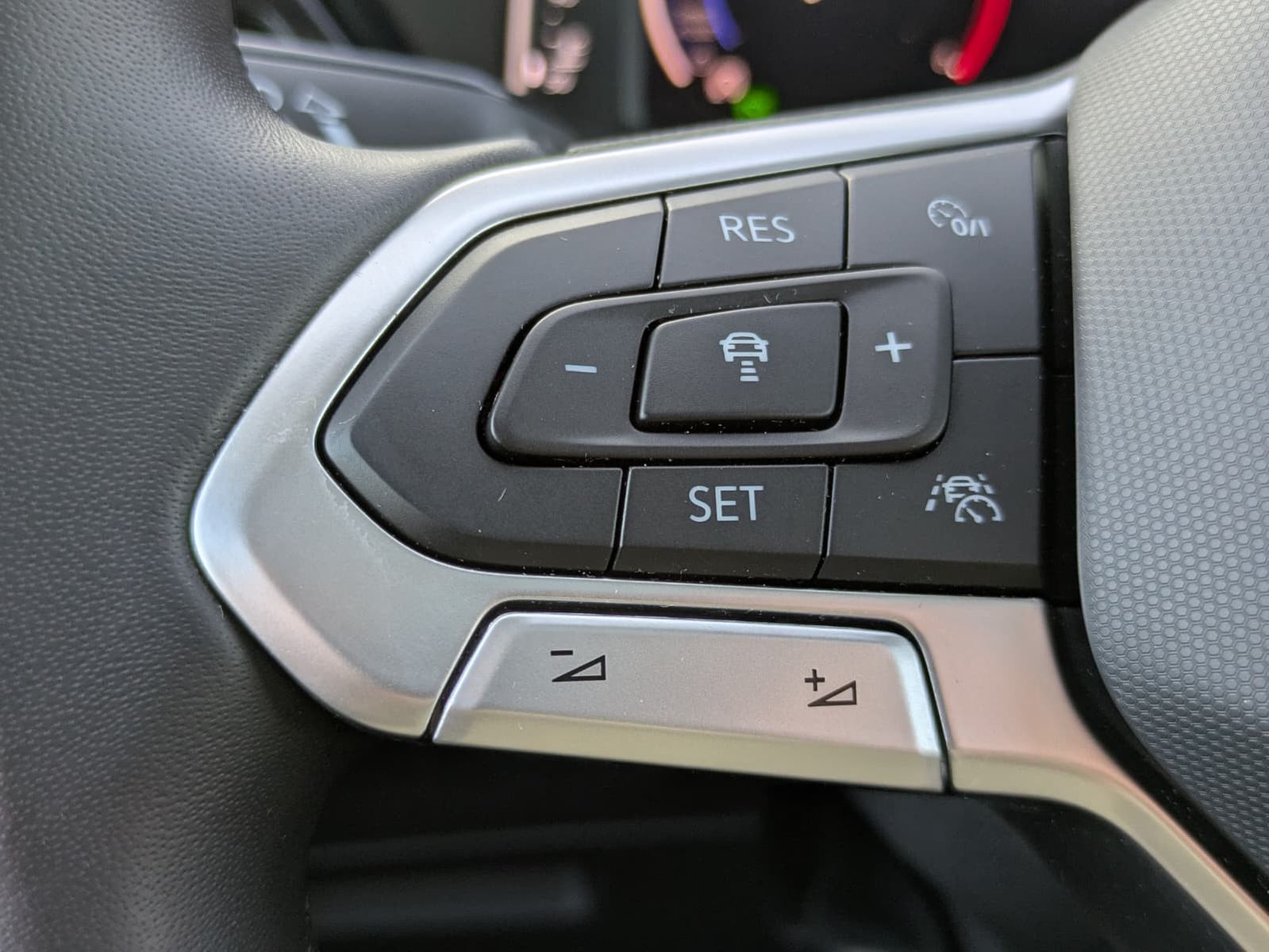 Fahrzeugabbildung Volkswagen Touran 2.0 DSG R-Line High BLACK Pano 7Si IQ AHK