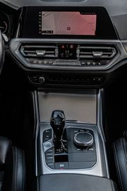 Fahrzeugabbildung BMW 330i Lim. Sport Line|KAMERA|AUTOMATIK|DISPLAYKEY
