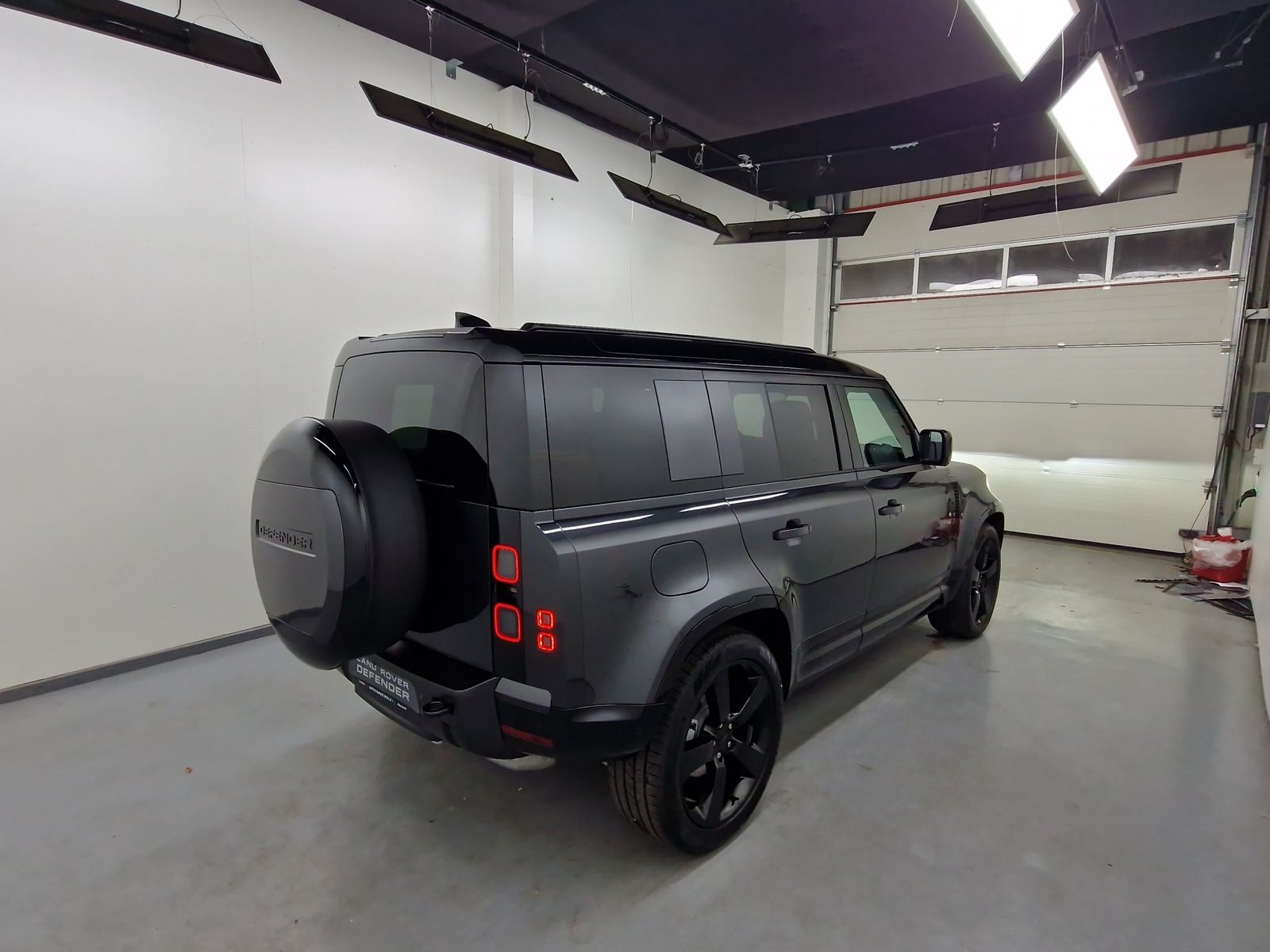 LAND ROVER Defender D250 X-Dynamic SE AHK Pano – Bild 4