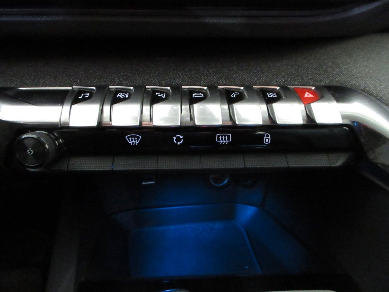 Fahrzeugabbildung Peugeot 5008 Allure 1.2T LED/NAVI/AHK/R´CAM/BLIS