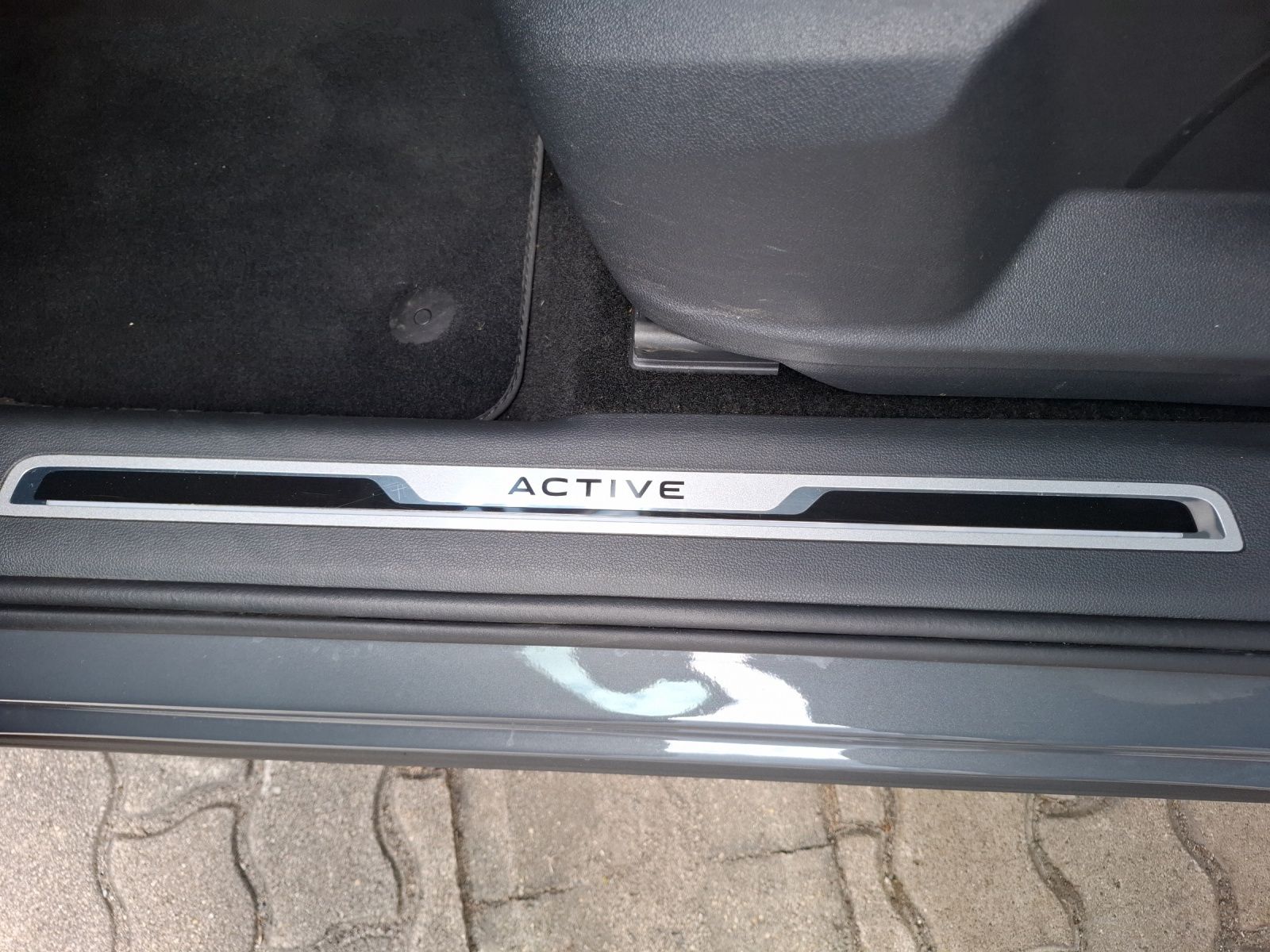 Fahrzeugabbildung Volkswagen Tiguan TDI Active LED Navi ACC Beifahrers. klapp
