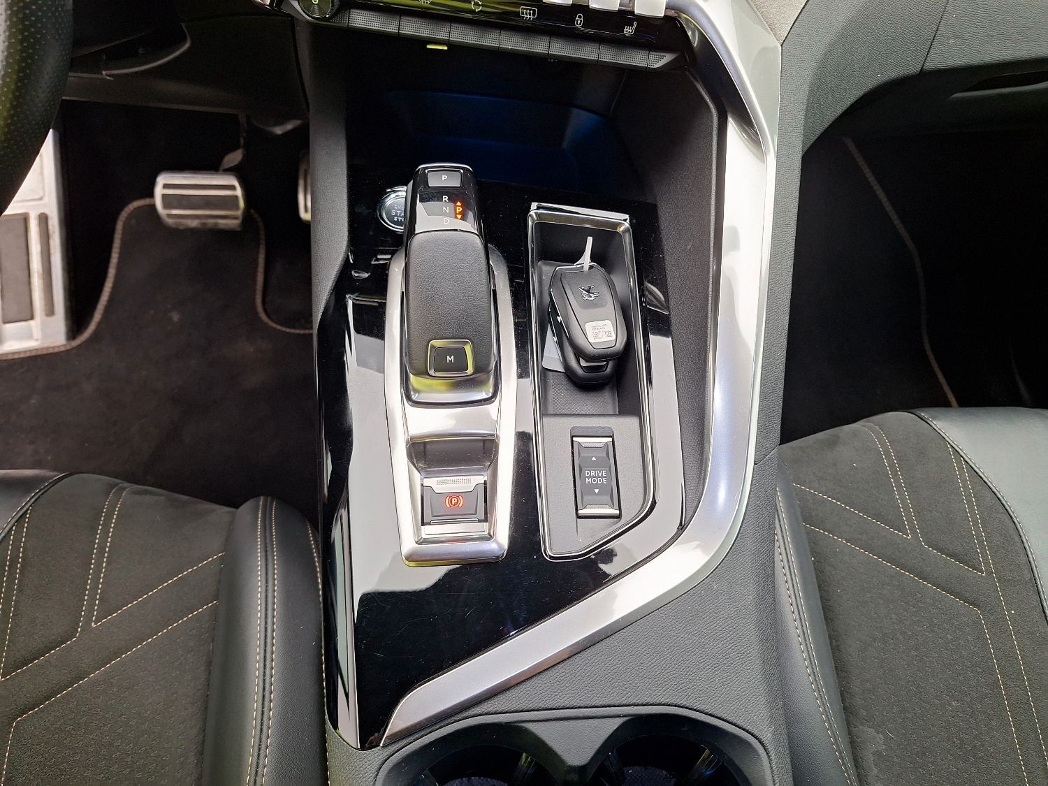 Fahrzeugabbildung Peugeot 5008 GT 1.5D NAVI/LED/ALCANTARA/SHZ/ACC/R'CAM