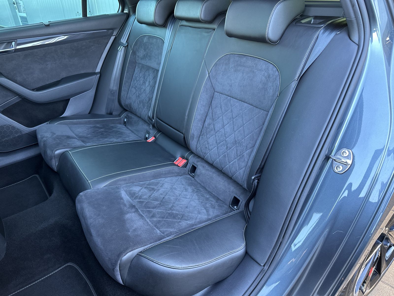 Fahrzeugabbildung SKODA Superb Combi 2.0 TDI DSG Sportline XEN+PANO+ACC+