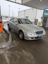 Mercedes-Benz E 240 CLASSIC zukünftiger klassiker - silberne Mercedes-Benz E 240