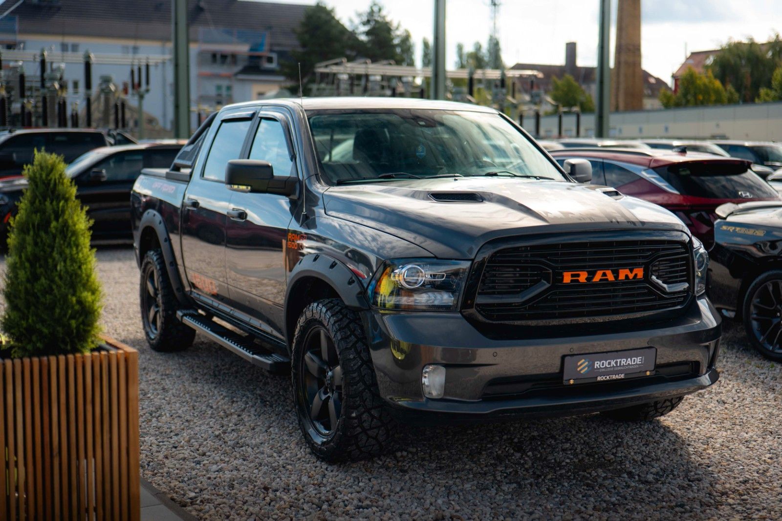 Fahrzeugabbildung Dodge RAM 5.7 V8 HEMI 4x4 OFFROAD Night-Paket *LED*