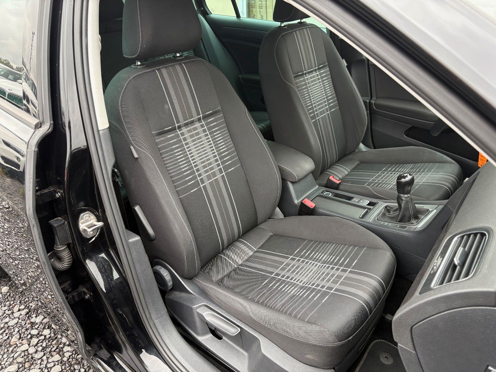 Fahrzeugabbildung Volkswagen Golf VII 1.6 TDI Lim. Lounge Navi Klima 2.HAND