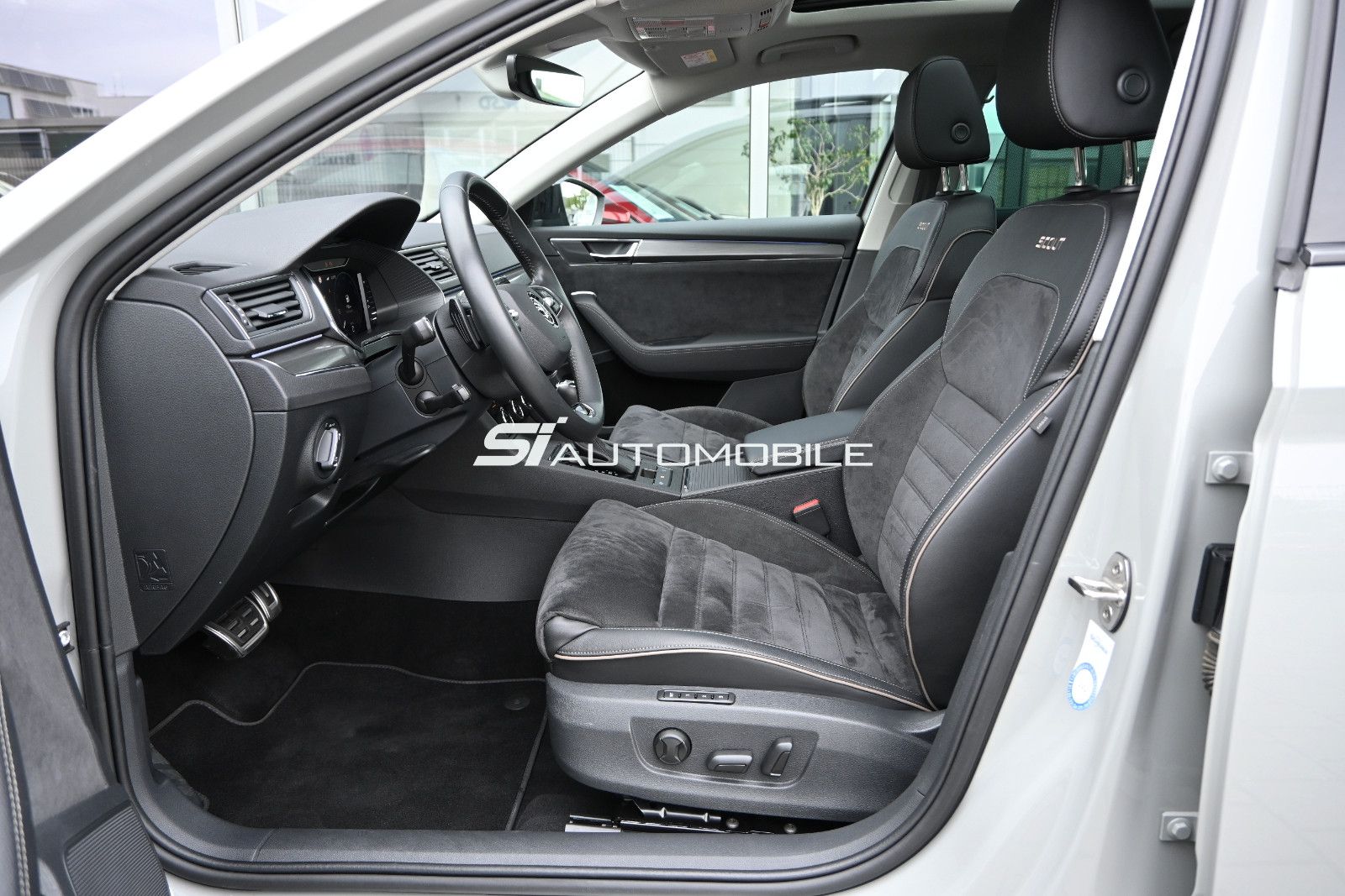 Fahrzeugabbildung SKODA Superb 2.0 TDI DSG 4x4 SCOUT Combi °ACC°AHK°STHZ