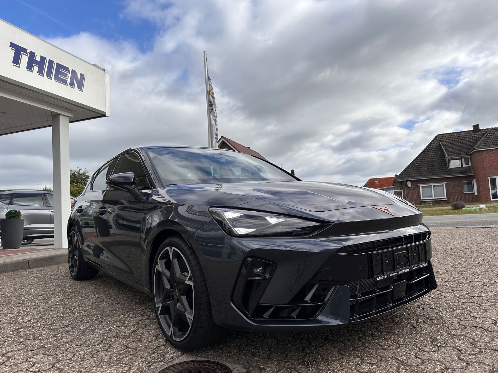 Fahrzeugabbildung CUPRA Leon VZ 2.0 TSI Pano/ACC/APP/LED/RFK/PDC/SHZG