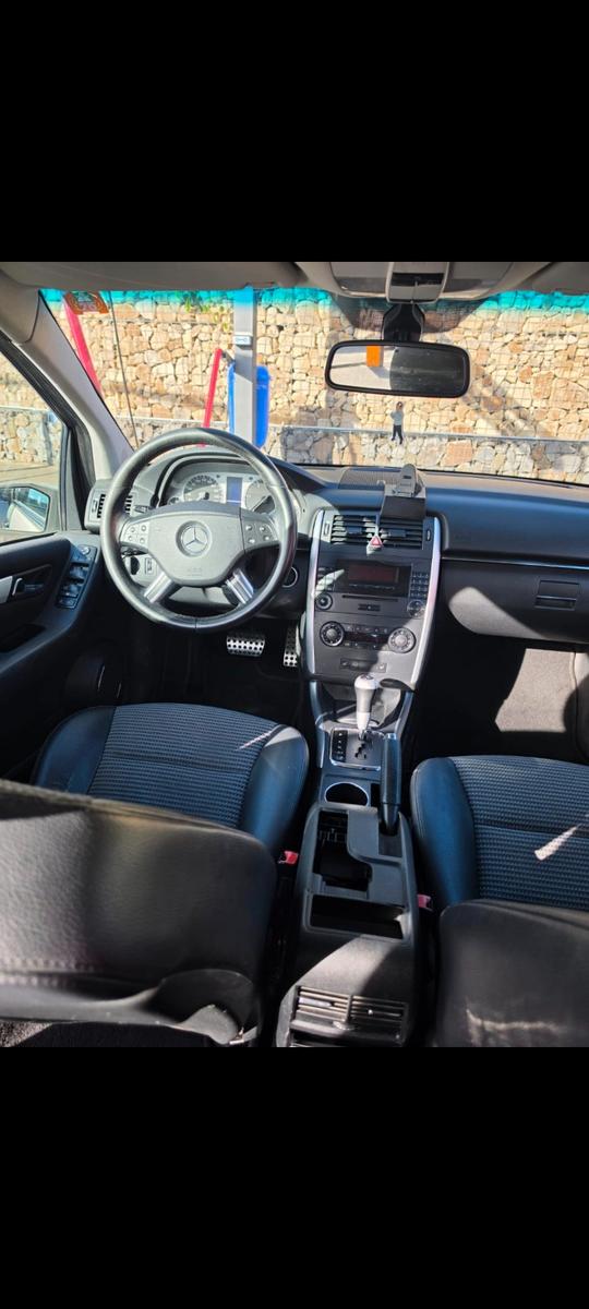 Mercedes-Benz B 220