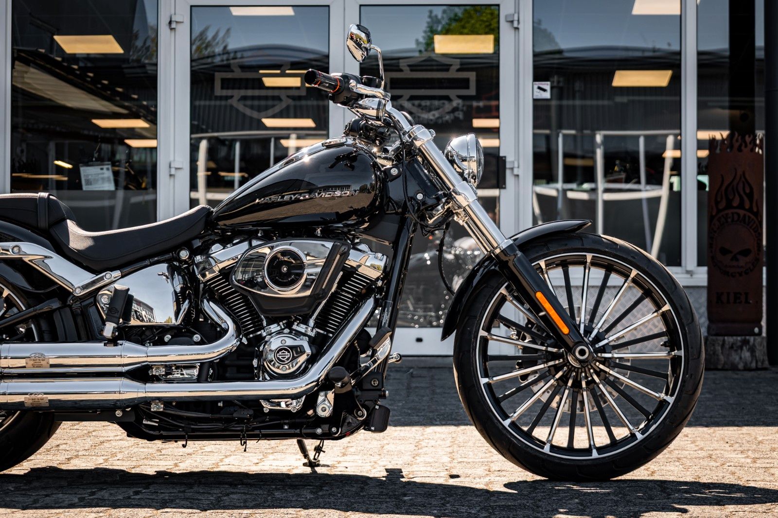 Fahrzeugabbildung Harley-Davidson BREAKOUT FXBR 117 ci - Jekill & Hyde