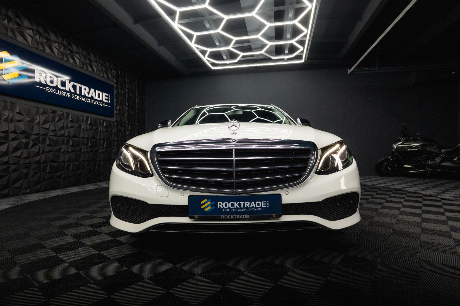 Fahrzeugabbildung Mercedes-Benz E 220d 4Matic Business *LED*Kamera*Scheckheft*