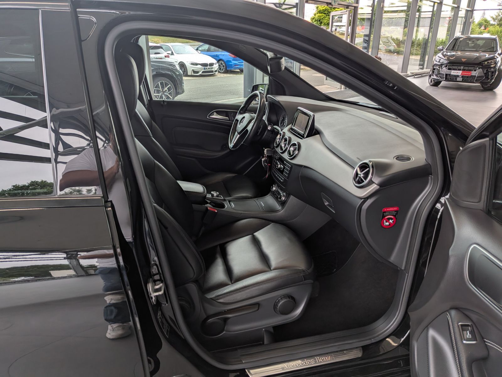 Fahrzeugabbildung Mercedes-Benz B 200 CDI Bi-Xenon Night-Paket PDC SHz Leder 18"