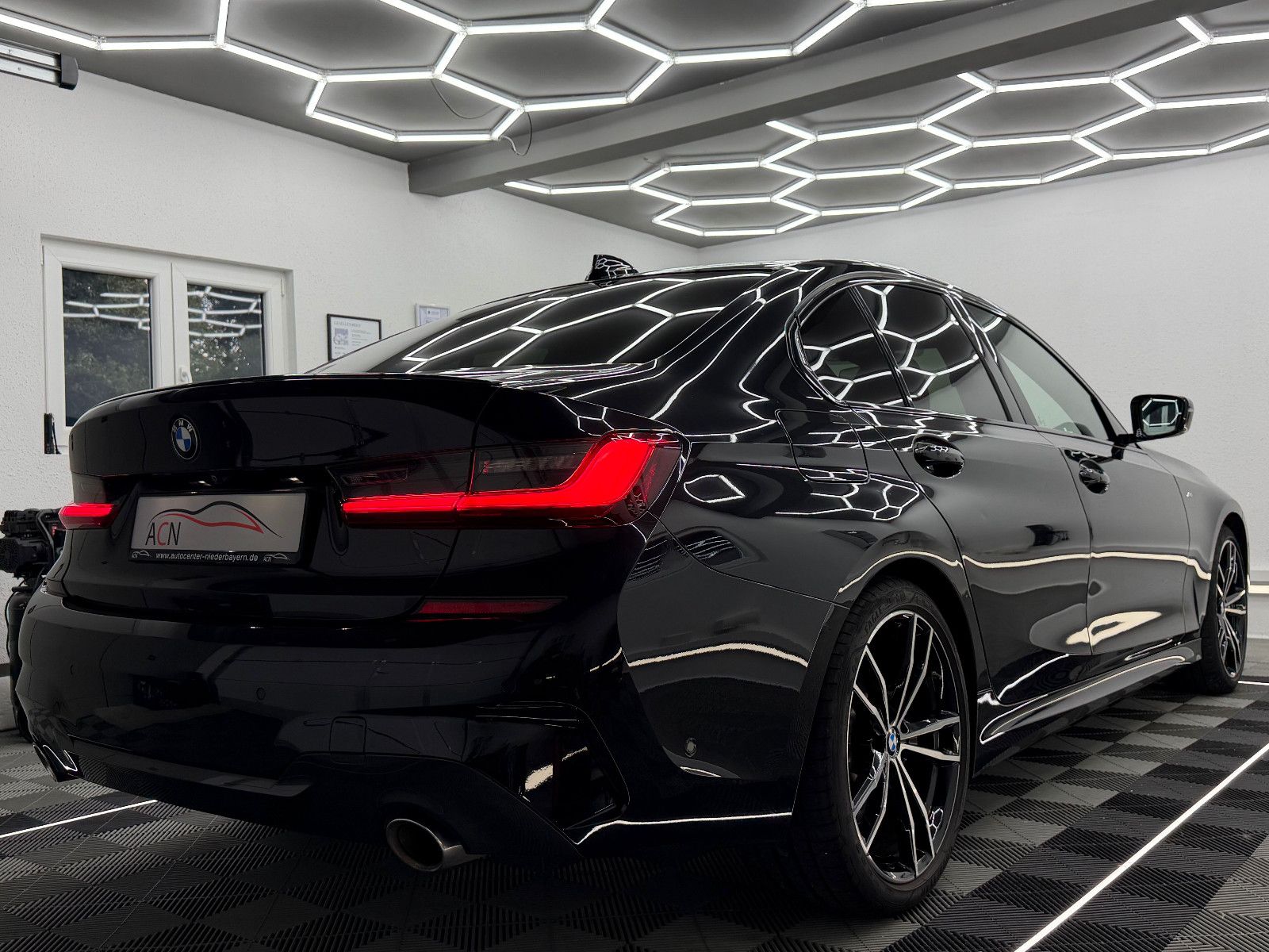 Fahrzeugabbildung BMW 330 i Lim. M SPORT/HIFI/VRTL+/DAB+/KAMERA/LASER