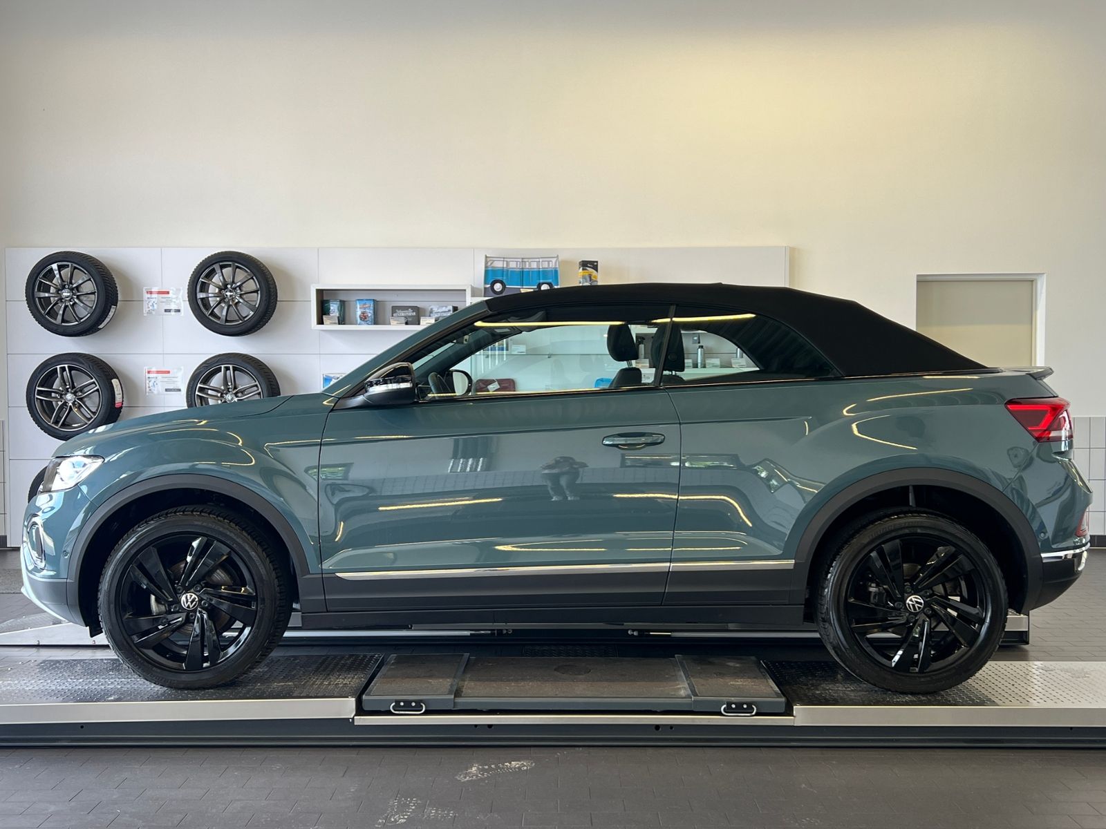 Fahrzeugabbildung Volkswagen T-Roc Cabriolet 1.5 TSI DSG *AHK, LED, Black Sty