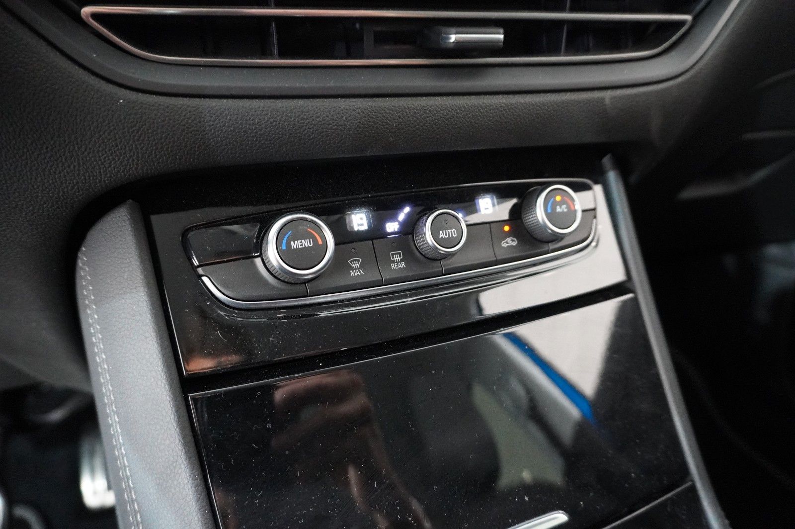 Fahrzeugabbildung Opel Grandland 1.5D GS SPORT NAVI/LED/VIRT./SPORT/DAB
